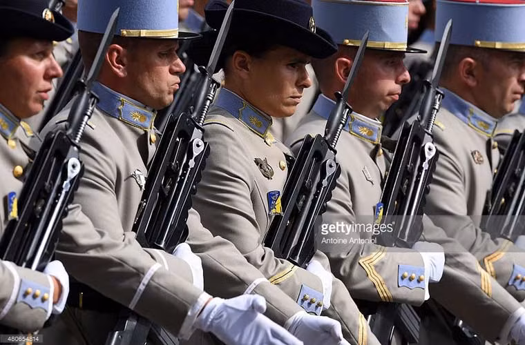 Lý do của sự cắt giảm nói trên là từ sự gia tăng hoạt động bảo vệ an ninh trên lãnh thổ Pháp, đặc biệt là ở vùng Île-de-France, sau các vụ tấn công khủng bố gây rúng động hồi đầu năm ở Paris.