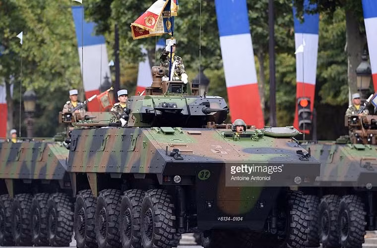 Xe chiến đấu bộ binh VBCI của Quân đội Pháp duyệt binh.