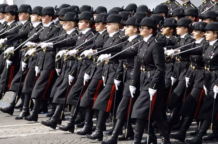 Đội hình nữ học viên trường quân sự Quân đội Pháp.