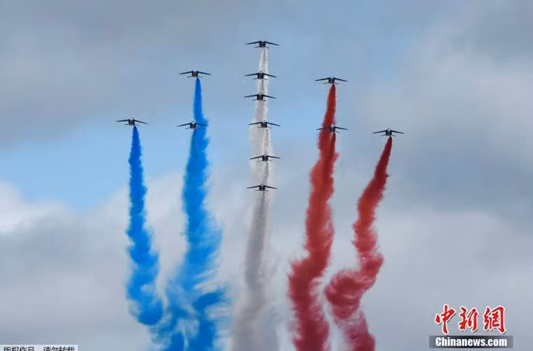 Phi đội bay biểu diễn Không quân Pháp phun khói màu tạo màu Quốc kỳ Cộng hòa Pháp trên bầu trời Paris xinh đẹp.