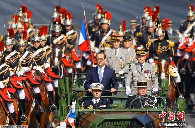 Trong ảnh, Tổng thống Pháp François Hollande cùng các tướng lĩnh chỉ huy được hộ tống bởi các kị binh duyệt đội ngũ trên đại lộ Champs Elysees.