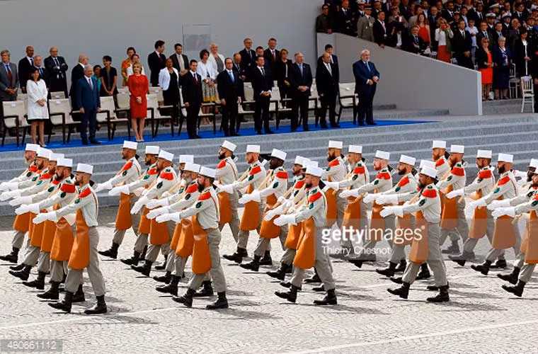 Cuộc duyệt binh năm nay được cho là có qui mô nhỏ, cắt giảm hơn 30% so với mọi năm nhưng vẫn không kém phần hoành tráng.