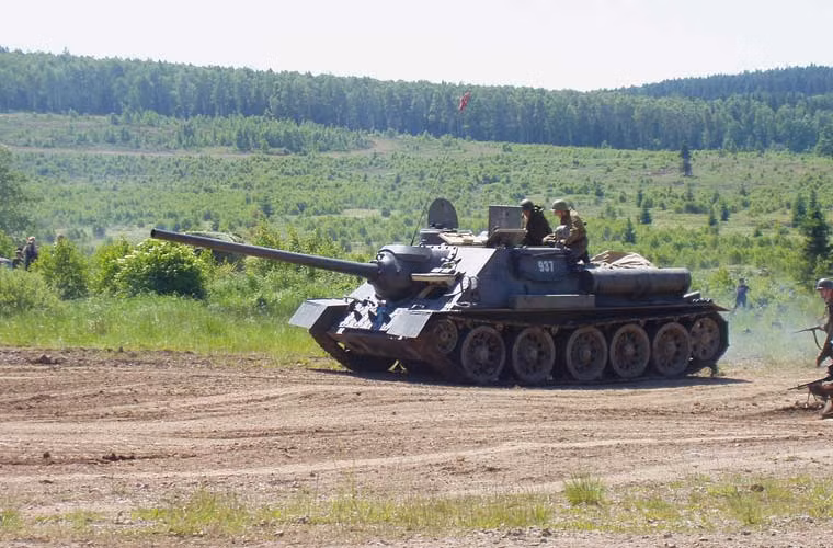 Không rõ lý do vì sao mà những cỗ pháo chống tăng tự hành SU-100 ra đời từ cuối Chiến tranh Thế giới 2 lại đặt hơn rất nhiều so với các mẫu tăng - thiết giáp khác. Nó được bán ở Đông Âu với giá 72.363 USD (tương đương 1,57 tỷ VNĐ).