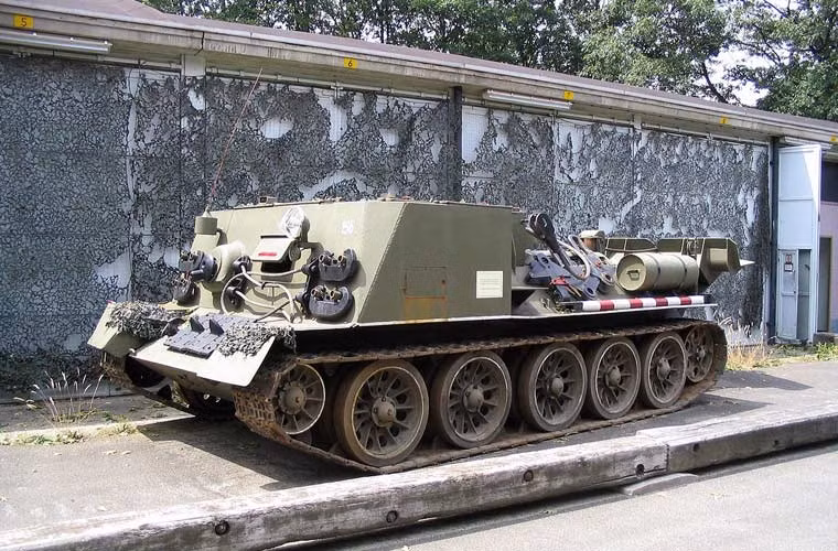 Xe cứu kéo tăng VT-34 – phiên bản trên khung gầm tăng T-34 được bán với giá 27.832 USD (tương đương 605 triệu VNĐ).