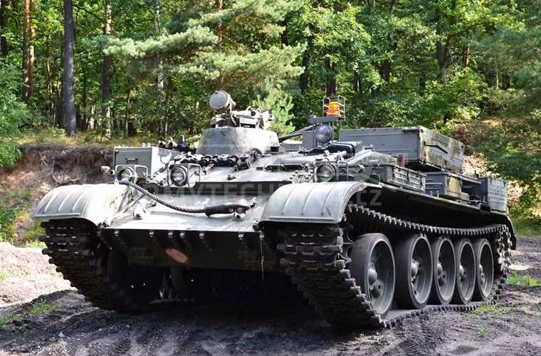 Xe cứu kéo bọc thép VT-55 – phiên bản của T-55 được rao bán giá 19.482 USD (khoảng 423 triệu VNĐ).