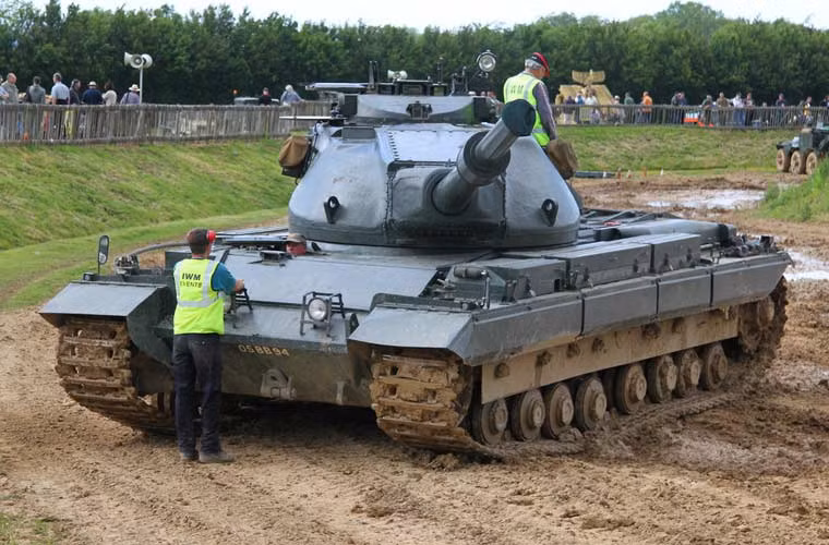 Xe tăng hạng nặng Conqueror được thiết kế nhằm đối phó với mẫu tăng IS-3 của Liên Xô. Vài trò chính của nó là cung cấp hỏa lực chống tăng tầm xa cho xe tăng hạng trung Centurion. Nó nặng tới 64 tấn, dài 12m, rộng 3,99m, cao 3,18m, kíp lái 4 người.