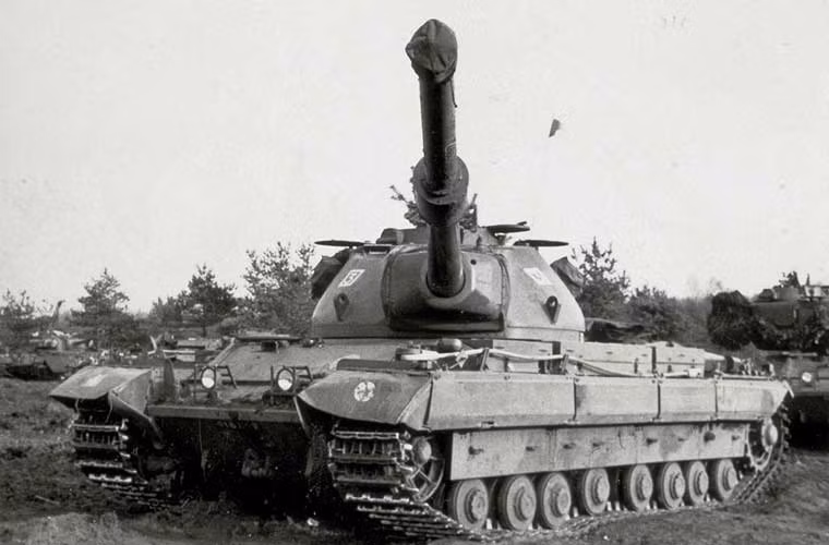 Tăng hạng nặng Conqueror trang bị pháo rãnh xoắn 120mm cùng bộ giáp dày 180-250mm tùy phiên bản. Với động cơ 810 mã lực, nó có thể di chuyển với tốc độ khá 35km/h.