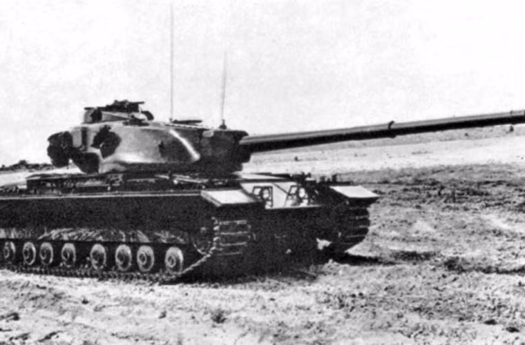 Cuối Chiến tranh Thế giới thứ 2, dù cục diện chiến trường đã ngã ngũ nhưng các nhà sản xuất Anh vẫn nỗ lực phát triển mẫu tăng hạng nặng mới nhằm đối phó với Liên Xô. Dẫu vậy, dự án xe tăng hạng nặng FV214 Conqueror mãi tới đầu những năm 1950 mới được hoàn thành. Khoảng 185 chiếc được sản xuất bởi nhà máy ROF, triển khai chủ yếu tại Tây Đức giai đoạn 1955-1966.