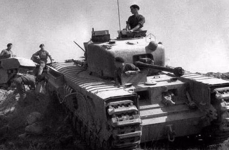 Xe tăng hạng nặng Churchill được đánh giá là có bộ giáp rất dày, các tấm giáp xuất hiện toàn thân thậm chí là che luôn cả phần bánh xích. Đây được xem là một trong những cỗ tăng nặng nhất của phe đồng minh tham chiến trong CTTG 2. Trong ảnh là phiên bản Churchill I trang bị tháp pháo 40mm với 150 viên đạn cùng khẩu pháo 76mm gắn cố định trên thân. Khoảng 303 chiếc được chế tạo và sử dụng suốt cuộc chiến.