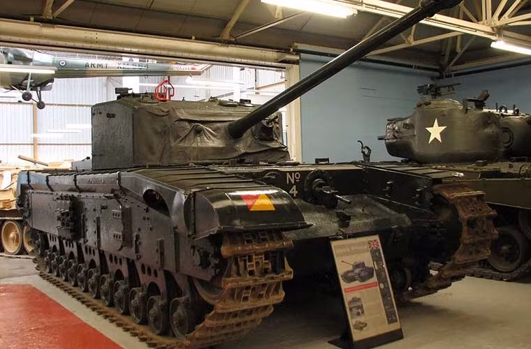 Black Prince có trọng lượng lên tới 50 tấn, dài 8,81m, rộng 3,44m, cao 2,7m, kíp lái 5 người. Tăng được bọc giáp dày tới 152mm ở vị trị xung yếu nhất, trang bị khẩu pháo 76,2mm QF 17 có khả năng xuyên giáp dày 130mm cách 500m, 119mm cách 1.000m bằng đạn APCBC. Nếu dùng đạn APDS thì sức xuyên tăng lên 204mm ở cách 500m cho phép nó công phá được cả tăng hạng nặng Tiger II của Đức.