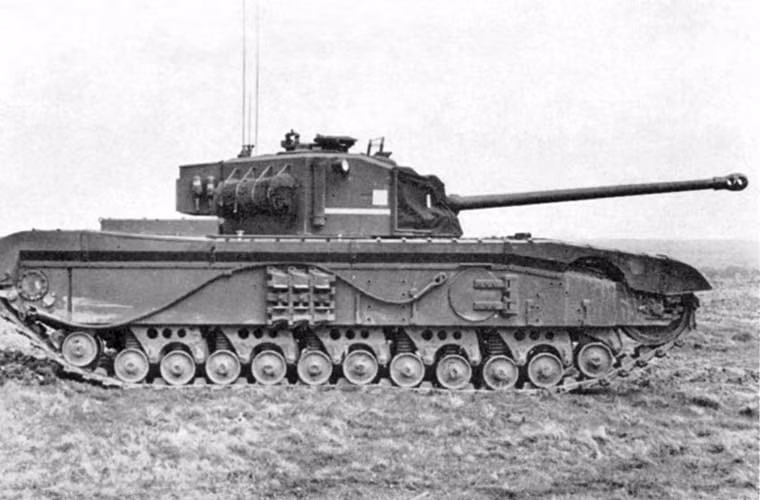 Trên cơ sở thành công của tăng Churchill, người Anh còn phát triển thêm nhiều biến thể khác hoặc loại tăng mới. Điển hình là tăng hạng nặng Black Prince (A43) được thiết kế năm 1943, nhưng chỉ có 6 chiếc ra đời trong năm 1945.