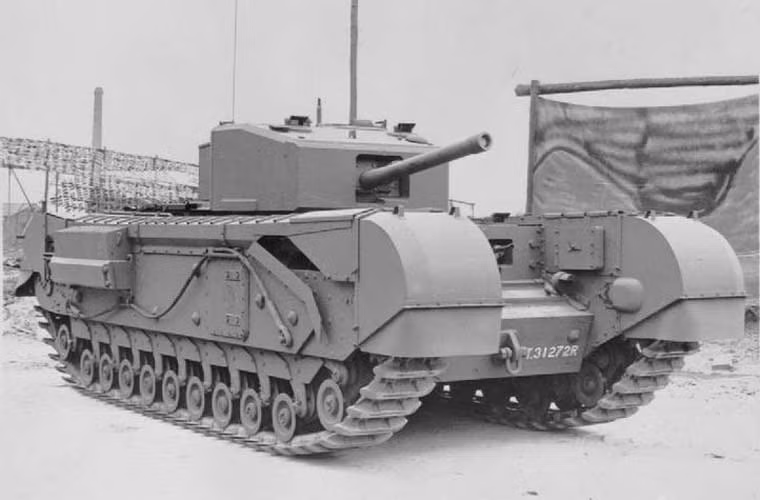 Xe tăng hạng nặng Churchill có trọng lượng chiến đấu hơn 38 tấn, dài 7,44m, rộng 3,25m, kíp lái 5 người. Thân xe được bọc giáp dày từ 16-152mm tùy biến thể, trang bị động cơ 350 mã lực nên tốc độ chỉ đạt khoảng 24km/h. Nhìn chung, Churchill xoay trở kém, tốc độ chậm chạp như hầu hết dòng tăng hạng nặng thời kỳ này. Ảnh: Biến thể Churchill Mk III trang bị khẩu pháo 57mm với 84 viên đạn, loại bỏ khẩu pháo trên thân so với đời I. 675 chiếc được chế tạo sử dụng trong cuộc chiến.