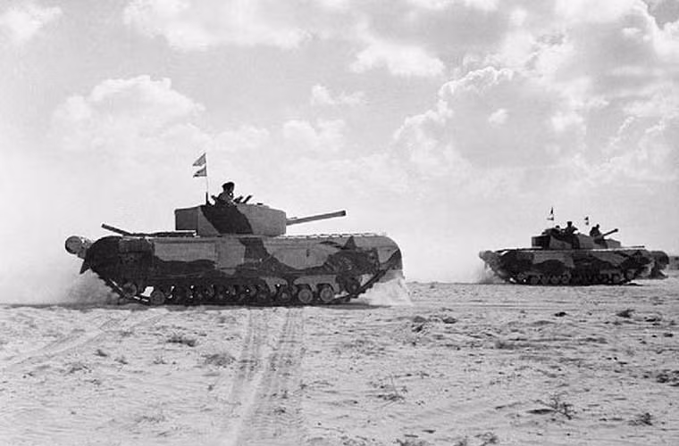 Thời kỳ đầu CTTG 2, những chiếc Churchill của Anh chủ yếu tung hoành trên chiến trường Bắc Phi cho tới khi quân đồng minh bắt đầu cuộc đổ bộ Normandy thì Churchill mới hoạt động mạnh mẽ hơn tại châu Âu. Nó từng được sử dụng một thời gian trong Chiến tranh Triều Tiên.