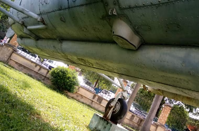 Ngoài khí tài trinh sát tàu ngầm, trực thăng Ka-25 có khả năng mang đa dạng vũ khí với tải trọng tới 1,9 tấn ở giá treo ngoài và khoang vũ khí trong thân. Ảnh: cận cảnh hai cánh cửa khoang vũ khí trong thân.