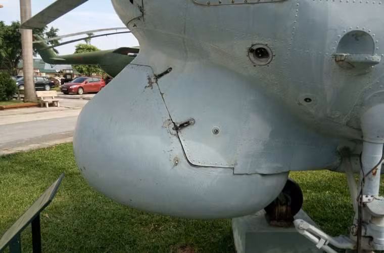 Để tác chiến chống ngầm, Ka-25 được trang bị nhiều khí tài hỗ trợ gồm radar băng I/J, sonar OKA-2. Trong ảnh, cảm biến phục vụ chống ngầm cho trực thăng được gắn dưới mũi buồng lái Ka-25 trưng bày tại Bảo tàng Phòng không – Không quân.