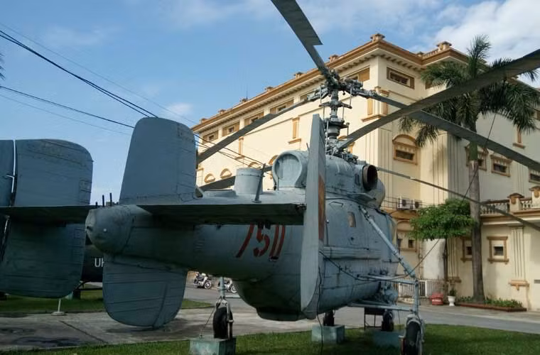 Đuôi máy bay được trang bị cảm biến quang - điện Tie Rod "nhìn xuống dưới" và cảm biến phát hiện từ tính lạ.