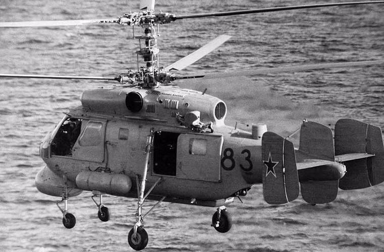 Điểm làm cho Ka-25 độc đáo hơn các dòng trực thăng khác trên thế giới chính là cơ cấu cánh quạt nâng thiết kế "sơ đồ cánh quạt đồng trục" (hai cánh quạt chồng lên nhau). Đặc điểm của sơ đồ này là không có cánh quạt đuôi mà có 2 bộ cánh quạt nâng đồng trục quay ngược chiều nhau để triệt tiêu mô men quay thân máy bay. Sơ đồ cánh quạt này có rất nhiều ưu điểm: vì có 2 cánh quạt nâng nên đường kính, vận tốc quay của cánh quạt không cần lớn lắm cho phép cánh quạt hoạt động trong khoảng hiệu suất cao nhất, và độ an toàn chống cộng hưởng, chống rung giật cánh quạt tốt, không mất phần công suất hoang phí như loại Sikorsky.