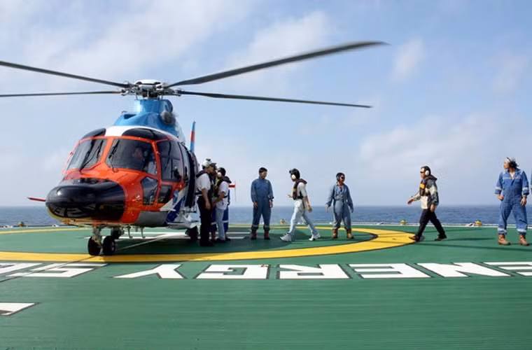 Theo Vietnam Plus, sáng nay (15/7), một chiếc trực thăng EC-155 đã gặp sự cố hệ thống thủy lực khi đang trong hành trình bay từ giàn khoan dầu về đất liền. Phi hành đoàn đã ngay lập tức cho máy bay hạ cánh khẩn cấp xuống địa phận xã Tây Lương lúc 8h30 phút.