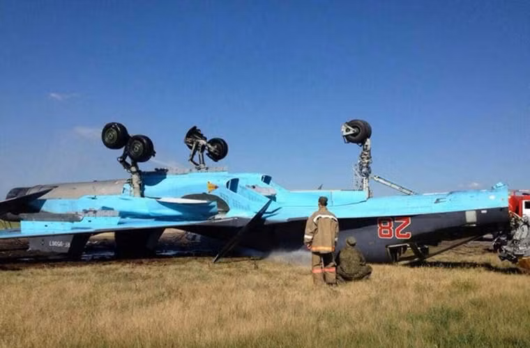 Nghiêm trọng nhất là vào ngày 4/6, liên tiếp xảy ra hai vụ tai nạn chiến đấu cơ Không quân Nga. Đầu tiên là vụ một máy bay ném bom Su-34 trượt khỏi đường băng trong khi hạ cánh khiến máy bay hư hỏng nặng.