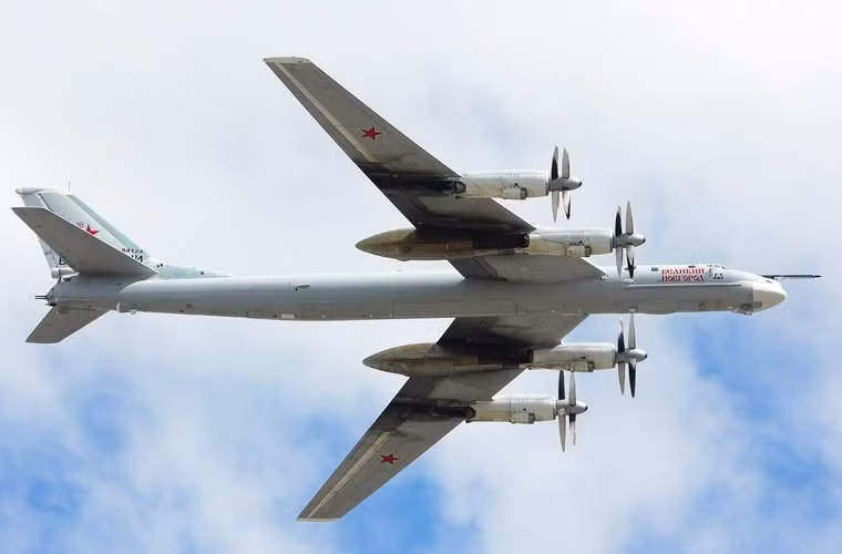 Vụ thứ 6 cũng là vụ mới nhất diễn ra vào ngày hôm qua (14/7), một chiếc máy bay ném bom chiến lược Tu-95MS gặp nạn trong chuyến huấn luyện ở vùng Viễn Đông. Toàn bộ phi hành đoàn đã nhảy dù khỏi máy bay, nhưng vẫn có hai người chết trong quá trình đổ bộ xuống mặt đất. Nguyên nhân vụ việc được cho là lỗi kỹ thuật khi có tới 3 trên 4 động cơ ngừng hoạt động.