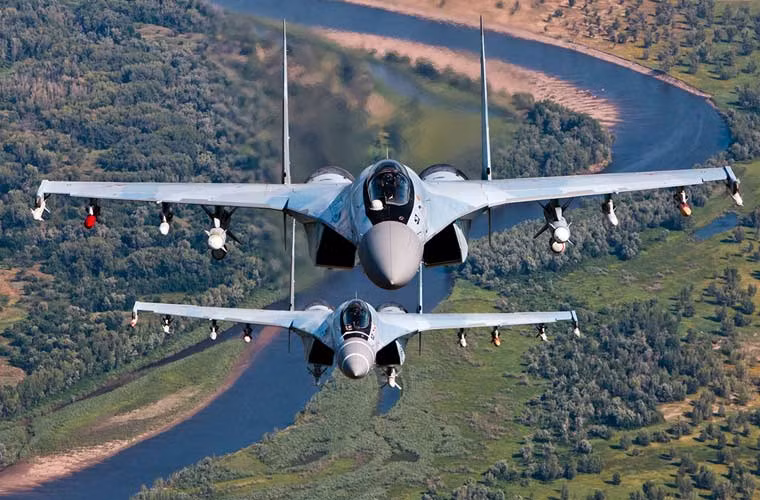 Không quân Nga đang nỗ lực hiện đại hóa lực lượng máy bay chiến đấu với việc biên chế thêm các tiêm kích Su-30SM, Su-30M2, Su-35S. Tuy nhiên, nhìn chung số lượng trang bị vẫn chỉ “nhỏ giọt”, có lẽ cần 10-15 năm nữa thì nước Nga “may ra” mới có thể thay toàn bộ số máy bay cũ.