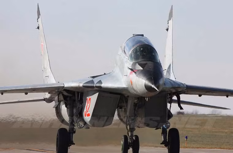 Dù Không quân Nga chưa đưa ra bất kỳ tuyên bố nào nhưng theo các chuyên gia một trong những nguyên nhân chính khiến chiến đấu cơ rơi liên tiếp do máy bay già cỗi. “Lý do chính của các vụ tai nạn là do máy bay đã già cỗi, chúng đều từ những năm 1970, có nghĩa rằng tuổi đời của nó rơi vào khoảng 30, thậm chí là 40 năm”, phi công bay thử nghiệm Không quân Nga Tolboev nói.