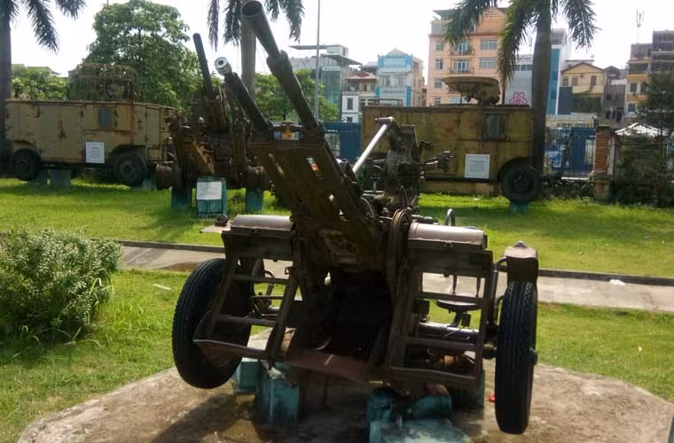 AM được trang bị hệ thống súng phòng không đa năng ZPTU-2 hai nòng cỡ 14,5mm được phát triển trên cơ sở đại liên hạng nặng KPV 14,5mm. Trong ảnh là khẩu súng ZPTU-2 14,5mm được bộ đội ta dùng trong kháng chiến chống Mỹ.