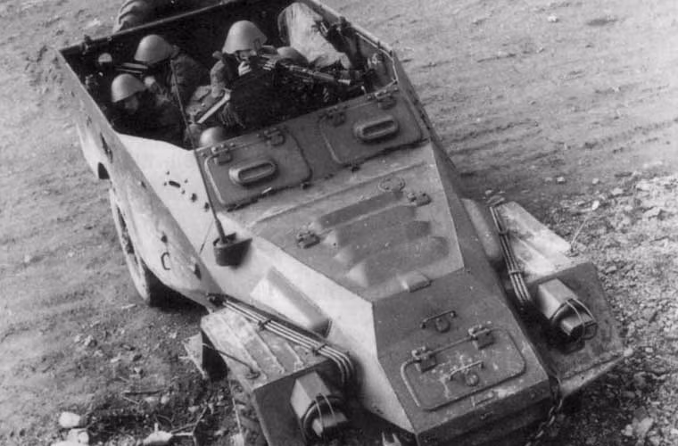 Pháo phòng không AM được phát triển trên cơ sở khung gầm xe thiết giáp chở quân BTR-40 do Liên Xô sản xuất từ năm 1950. Đây là một trong những loại xe thiết giáp chở quân bánh lốp đầu tiên được Liên Xô chế tạo hàng loạt sau CTTG 2, nó nặng 5,3 tấn, bọc giáp dày 6-8m, chở được 6-8 binh sĩ.