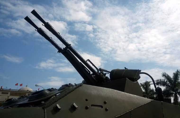 Khẩu súng hạng nặng hai nòng này đạt tốc độ bắn tới 1.200 phát/phút, tầm bắn hiệu quả 3.000m, xa nhất 4.000m, dùng đạn cỡ 14,5x114mm.