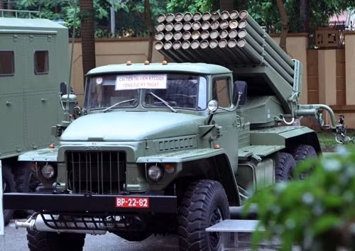 Bên cạnh việc tăng tầm bắn, Tổng cục Kỹ thuật còn tiến hành nâng cấp hệ thống điều khiển hỏa lực đem lại khả năng tấn công nhanh và chính xác hơn. Trong ảnh, pháo phản lực cải tiến BM-21M-1 được giới thiệu trong Đại hội Đảng bộ Quân đội. Nguồn ảnh: VOV