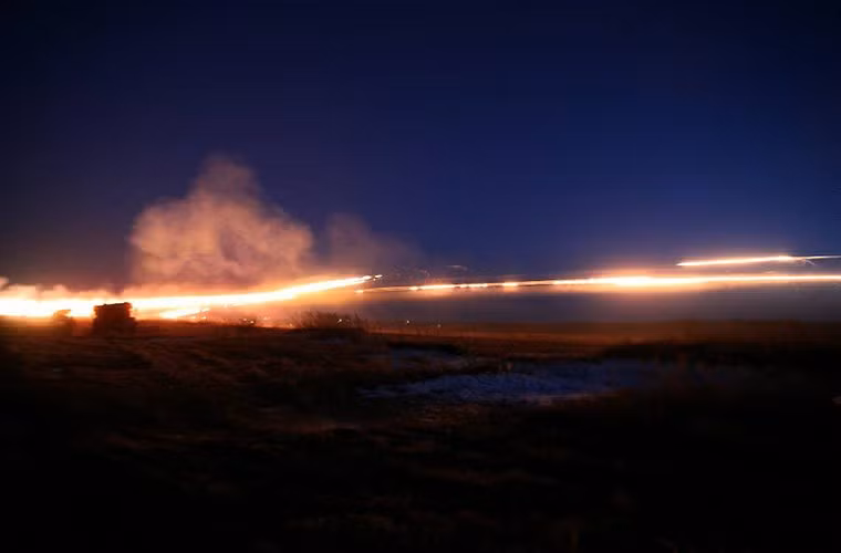 Một tiểu đoàn pháo phản lực trang bị toàn BM-21 có thể đồng loạt bắn tới 720 quả đạn trong vòng 20 giây vào các mục tiêu trên một khu vực rộng, nên rất hữu hiệu để chống lại đội hình bộ binh và thiết giáp nhẹ, cũng như để phá hủy hệ thống hầm hào bán kiên cố. Nguồn ảnh: Wikipedia