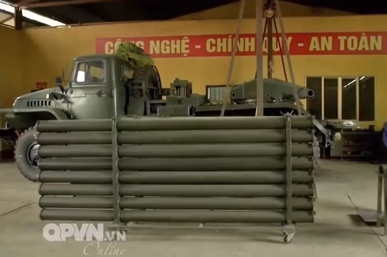 Sau khi được cải tiến, pháo phản lực BM-21M-1 đã khắc phục được những hạn chế cơ bản của pháo phản lực BM-21, qua đó nâng cao tính năng kỹ, chiến thuật, đặc biệt là khả năng tự động tính toán và điều khiển bắn. Nguồn ảnh: QPVN