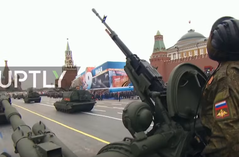 Trên nóc tháp pháo của 2S35 được trang bị khẩu đại liên Kord 12,7mm bắn tự động dùng để phòng không chống máy bay khi cần. Nguồn ảnh: RT