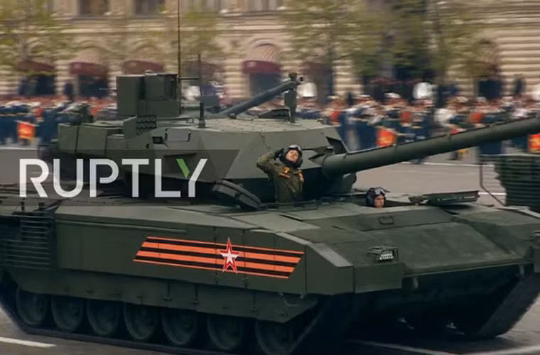 T-14 Armata nặng hơn 50 tấn, dài 10,8m, rộng 3,5m, cao 3,3m. Quân đội Nga có kế hoạch mua 2.300 chiếc trong giai đoạn từ 2015-2020. Đơn giá một chiếc ước tính 3,7 triệu USD. Hiện đã có 20 chiếc được sản xuất phục vụ cho mục đích thử nghiệm tính năng kỹ chiến thuật. Nguồn ảnh: RT