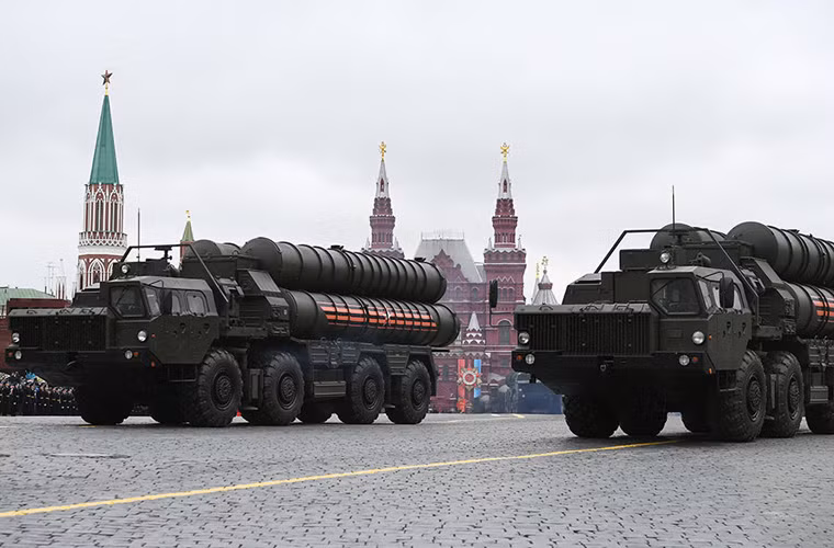 Cuối cùng là tổ hợp tên lửa phòng không – phòng thủ tên lửa S-400 Triumf. Loại tên lửa đất đối không mạnh nhất thế giới hiện nay. Trong ảnh, bệ phóng tự hành TEL 5P85SE2 mang 4 đạn tên lửa của tổ hợp S-400. Nguồn ảnh: TASS