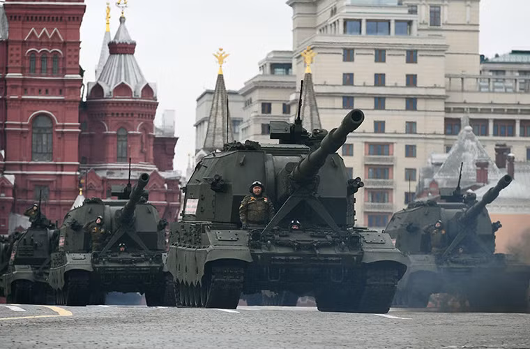 Tiếp theo là siêu pháo tự hành 2S35 Koalitsiya-SV - "thần chiến tranh" của Quân đội Nga. Nó sở hữu tính năng vượt trội pháo tự hành chủ lực Quân đội Nga Msta-S, và hầu hết các mẫu pháo khác trên thế giới. Nguồn ảnh: TASS