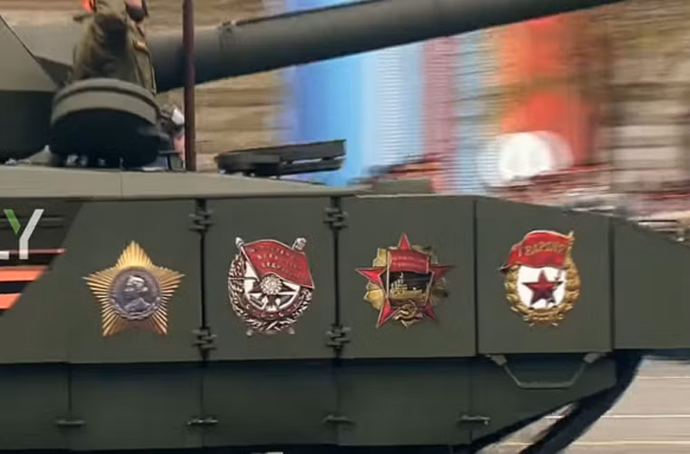 Giáp bảo vệ của Armata cũng vô cùng "khủng khiếp" với ba lớp: giáp composit; giáp phản ứng nổ Malachit và hệ thống phòng vệ chủ động Afghanit có khả năng đánh chặn các loại tên lửa tối tân nhất của NATO hiện nay như Hellfire, TOW, BILL, Javelin, Spike, Brimstone... Nguồn ảnh: RT