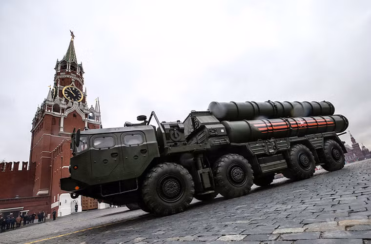 Theo các thông tin đã được công bố, S-400 có tầm bắn tiêu diệt mục tiêu khí động học ở cự ly từ 2-400km, với mục tiêu là tên lửa chiến thuật thì cự ly từ 5-60km, tầm phát hiện mục tiêu lên tới 600km, tấn công đồng thời 80 mục tiêu với hệ thống radar dẫn đường được cho 160 quả tên lửa cùng lúc. Nguồn ảnh: TASS