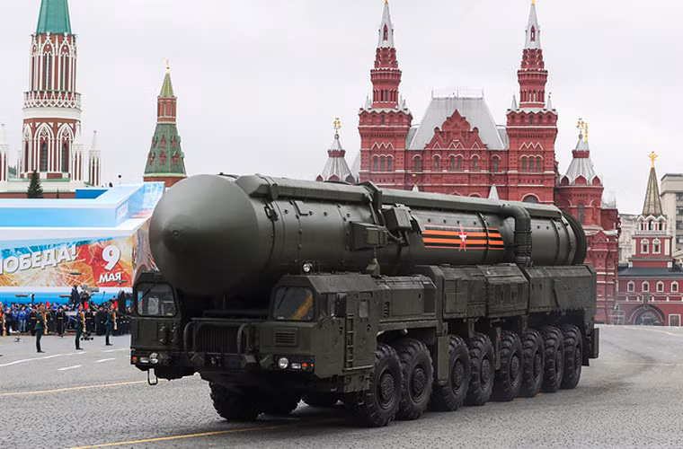 Được trang bị 3-4 tầng động cơ đẩy, RS-24 Yars đạt tầm bắn khoảng 11.000km, tốc độ bay Mach 20, dẫn đường quán tính kết hợp vệ tinh GLONASS cho độ chính xác gần như tuyệt đối. Đặc biệt, việc nó được đặt trên xe tự hành khiến cho vệ tinh trinh sát NATO gần như không thể đoán biết được vị trí phóng nhằm thực hiện tấn công ngay khi tên lửa chưa rời bệ. Nguồn ảnh: TASS