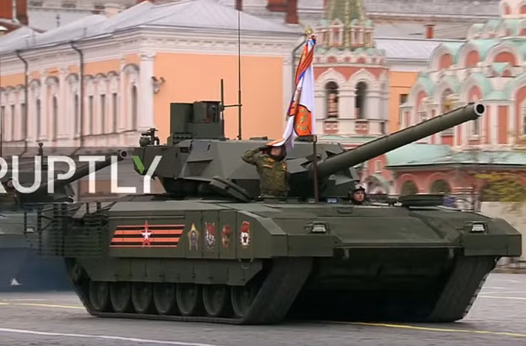 Dẫn đầu trong số đó là xe tăng Object 148 T-14 Armata – được phát triển trên cơ sở khung gầm dạng module Armata. Đây được xem là tương lai của lực lượng xe tăng hùng mạnh Liên bang Nga, nó sẽ thay thế hoàn toàn các thế hệ tăng T-72, T-80 và T-90 trong tương lai 10-20 năm nữa. Nguồn ảnh: RT