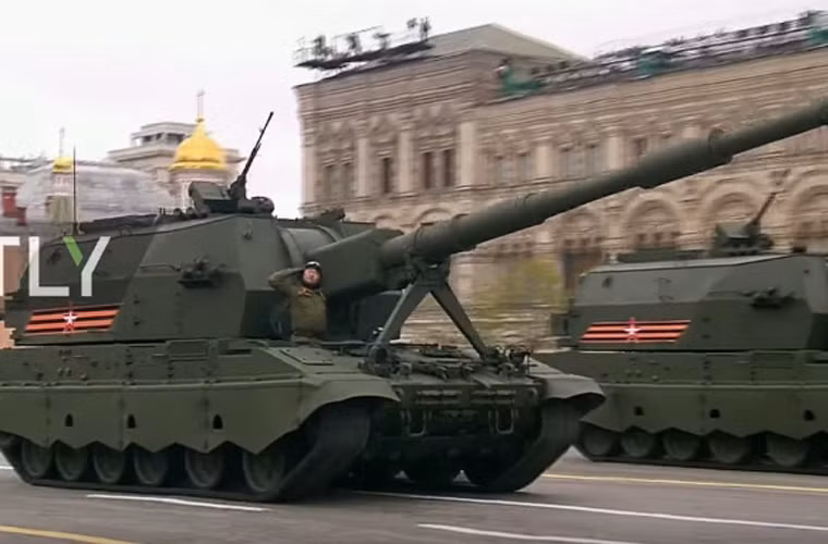 2S35 Koalitsiya-SV trang bị khẩu pháo 2A88 152mm có tầm bắn đến 70km sử dụng đạn tăng tầm thông thường hoặc 40km với đạn tiêu chuẩn. Khủng khiếp hơn, tốc độ bắn của pháo tự hành này có thể lên tới 16-20 phát/phút nhờ hệ thống nạp đạn tự động kiểu mới. Nguồn ảnh: RT