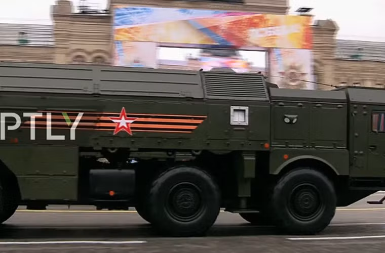 Thậm chí, theo một nguồn tin, tên lửa Iskander còn có khả năng tàng hình với lớp sơn phủ bên ngoài vật liệu composite đặc biệt. Trong giai đoạn cuối của hành trình bay, khi Iskander tiến vào phạm vi đánh chặn của lên lửa phòng không như Patriot PAC-3 (khoảng 30-35 km), Iskander có khả năng thực hiện các động tác thay đổi quỹ đạo bay đột ngột để tránh né, đồng thời có thể tạo ra 10 đầu đạn giả bằng công nghệ phản xạ kim loại đa diện, trong khi vẫn giữ được vận tốc siêu âm khoảng 2.100 m/s (gấp 6 lần vận tốc âm thanh). Do vậy, khả năng đánh chặn được Iskander là rất khó. Nguồn ảnh: RT