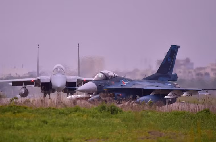 Các hình ảnh được Sina đăng tải cho thấy rõ nét khả năng JASDF quyết định kết hợp XASM-3 với tiêm kích F-2. Trong khi đó, mẫu tiêm kích hạng nặng F-15J có thể sẽ làm nhiệm vụ hộ tống phòng chống tiêm kích địch, bảo vệ đội hình F-2 công kích tàu chiến đối phương. Nguồn ảnh: Sina