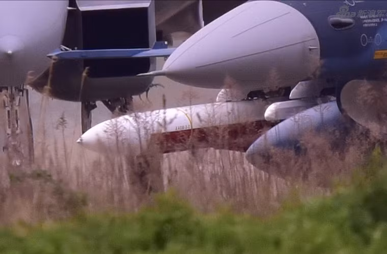 Những chiếc F-2 cũng có khả năng không chiến rất mạnh, thế nhưng khi mang theo 2 quả đạn XASM-3 cồng kềnh thì việc không đối không cũng bị giảm đáng kể. Vì thế, rất cần biên đội tiêm kích hộ tống. Và F-15J là sự đảm bảo chuẩn xác nhất. Nguồn ảnh: Sina