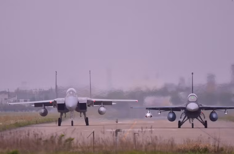 Tờ Sina dẫn nguồn truyền thông Nhật Bản vừa đăng tải loạt ảnh cho thấy Lực lượng Phòng vệ trên không Nhật Bản (JASDF) dường như đã đưa vào trực chiến các tên lửa chống hạm XASM-3. Điều đáng nói là dường như họ đang luyện tập phương án sử dụng XASM-3 trong trường hợp có xung đột trên biển. Nguồn ảnh: Sina