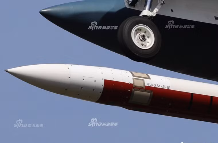 Các thông tin về XASM-3 tới nay vẫn được bảo toàn cẩn mật, các chuyên gia quân sự ước tính nó nặng 900kg, dài 5,25m. Nguồn ảnh: Sina