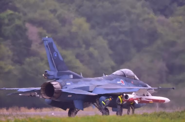 Trong ảnh, F-2 mang thử nghiệm một quả XASM-3. Nguồn ảnh: Sina