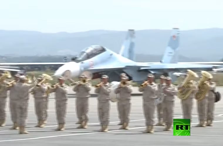 Đội quân nhạc đang thực hiện bản quốc ca Cộng hòa Liên bang Nga. Nguồn ảnh: RT