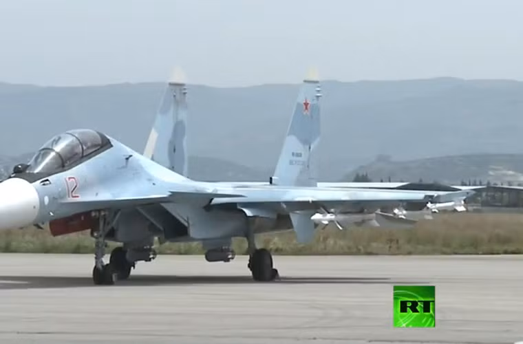 Rất tiếc cũng không có máy bay của Không quân Nga dự duyệt binh, mà chỉ có các máy bay đậu trên mặt đất nhưng vẫn mang đầy đủ tên lửa – bom thật sẵn sàng chiến đấu cao. Nguồn ảnh: RT