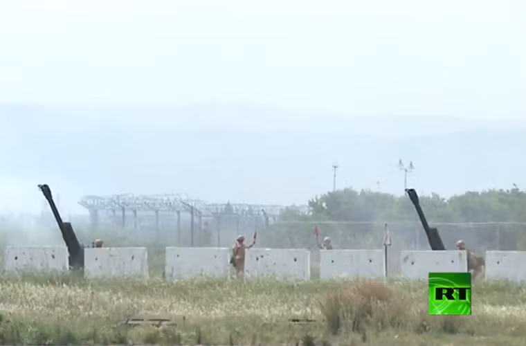 Tiếng nhạc quốc ca Liên bang Nga cất lên hùng tráng cùng với sự kết hợp những tiếng nổ “đì đùng” từ dàn đại bác 122mm. Nguồn ảnh: RT